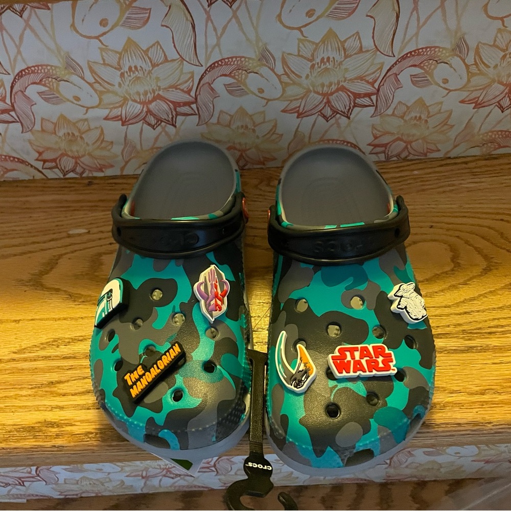 Mandalorian crocs women’s size 8 men’s size 6